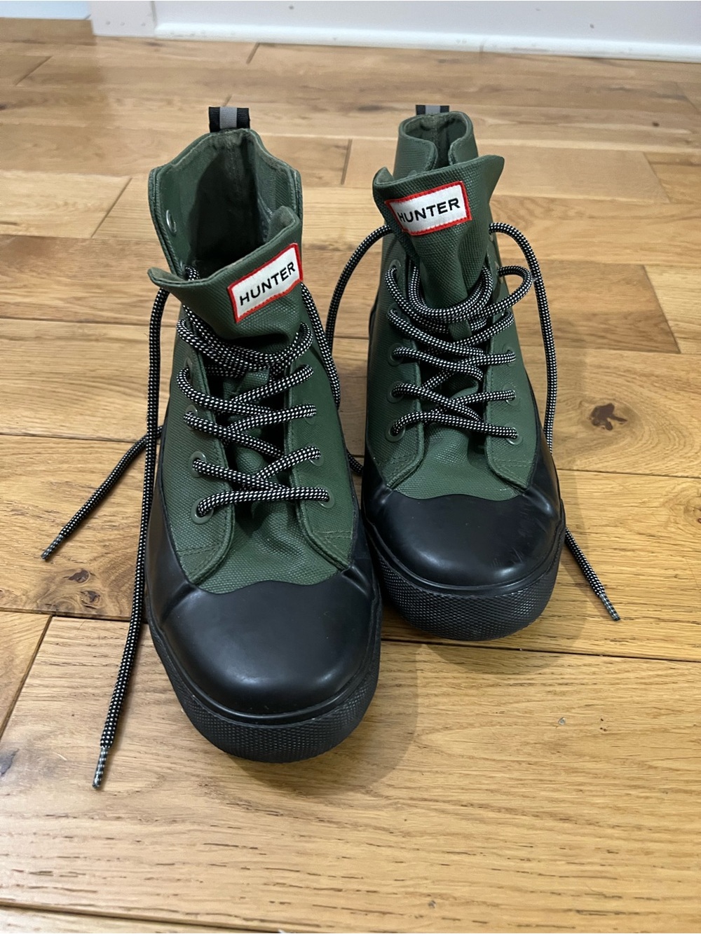 Hunter Unisex Green and Black Lace-Up Rain Boots Women 9 men 7
